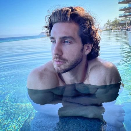 Eugenio Siller on the beach. 